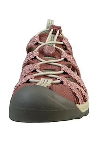Czerwono-beżowe buty trekkingowe z gumową osłoną na palce, teksturowaną cholewką, regulowanym systemem sznurowania oraz wyraźną pętelką ułatwiającą zakładanie.