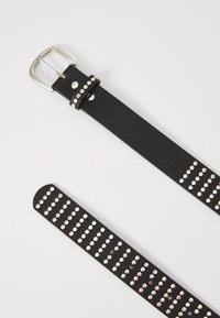 Ceinture en cuir noir avec des clous en argent et une boucle métallique rectangulaire. La ceinture présente un motif texturé avec des rangées d'accents circulaires.