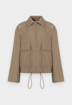 Lys brun langermet jakke med frontglidelås, to store klafflommer og justerbare snorer nederst.