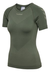 Grön kortärmad sporttröja gjord av ett texturerat stickat tyg med en åtsittande design och subtila diagonala mönster på framsidan och ärmarna.