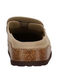 Beige mockasinsko med låg häl, korksula och gummisula i brunt. Slät yta med subtila sömnadsdetaljer.