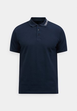 Tamsiai mėlynas medvilninis polo marškinėlis su trims mygtukais, trumpomis rankovėmis ir išsiuvinėtu logotipu ant apykaklės. Lygios tekstūros.