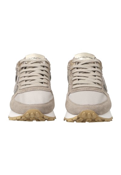 Sneakers beige con tomaia in camoscio e rete, lacci piatti e suola in gomma con trazione. Punta arrotondata e logo discreto sulla linguetta.