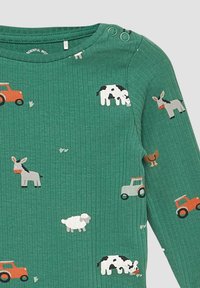 Groene geribbelde lange mouwen shirt met dieren- en tractorpatronen in wit, grijs en oranje. Heeft drukknoopsluitingen op de schouders.