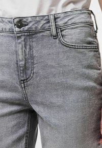 Gai džinsi ar klasisko piecu kabatu dizainu, ar metāla pogu aizdari un tonālu šuvju. Tekstūrēta audums ar vieglu izbalēšanu.