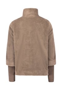 Suéter beige difuso con cuello alto y mangas tres cuartos con detalles acanalados en los puños. Textura suave en toda la prenda.