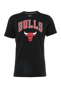 Černé bavlněné tričko s výrazným červeným nápisem "BULLS" a červenou grafikou býka vpředu. Krátké rukávy, kulatý výstřih, standardní střih.