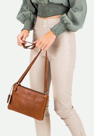 Burkely FUNDAMENTALS ANTIQUE AVERY - Borsa a tracolla - cognac