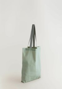 Borsa tote in tela di colore verde chiaro con manici in tessuto grigio. Forma rettangolare, senza motivi visibili e con una superficie semplice e liscia.