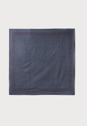Quadratischer blauer Stoff mit einem dezenten floralen Muster und einem dunklerblauen Rand mit einer Reihe kleiner roter Muster.