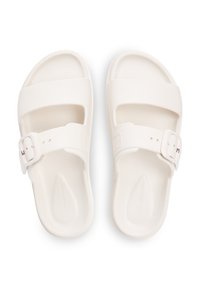 Λευκά σανδάλια-σlide από καουτσούκ με δύο ρυθμιζόμενους ιμάντες, με αγκράφα και ανοίγματα για αναπνοή. Σχεδιασμός με επίπεδη σόλα.