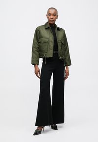 MICHAEL Michael Kors REVERSIBLE CROPPED  - Bombertakki - ivy