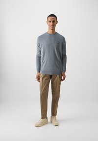 Lyle & Scott CREW NECK - Jersey de punto - mid grey marl
