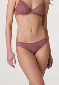 Set di reggiseno e slip coordinati rifiniti con pizzo in un delicato colore malva. Caratterizzati da un motivo floreale in pizzo, bordi lisci e fascia elastica in vita per il massimo comfort.