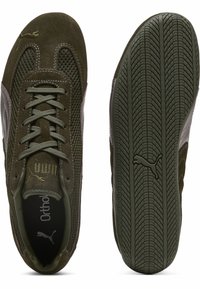 Zapatillas de deporte de ante y malla verde oliva con costados texturizados, cordones redondos y una suela de goma con patrón. Presenta el logo de PUMA en la lengüeta.