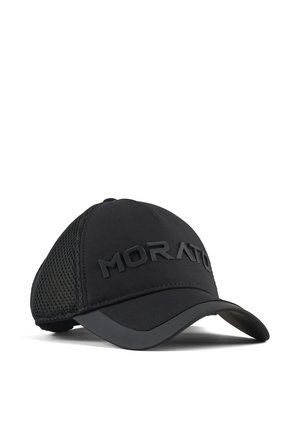 Zwarte baseballpet met meshachterpanelen en een verhoogd "MORATO"-logo aan de voorkant boven de gebogen klep.