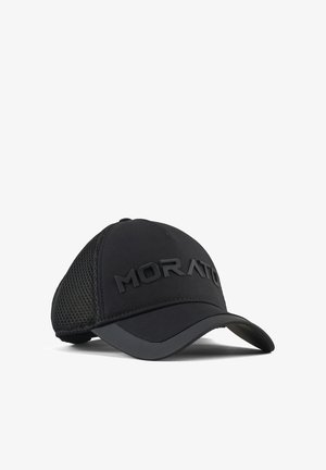 Zwarte baseballpet met meshachterpanelen en een verhoogd "MORATO"-logo aan de voorkant boven de gebogen klep.