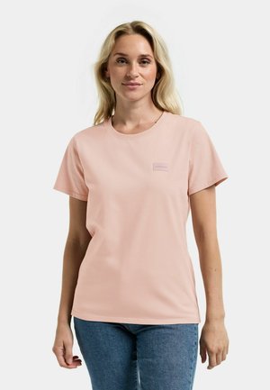 Lyserød t-shirt med korte ærmer lavet af bomuld, med rund halsudskæring og en lille mærketryk på brystet. Bær sammen med blå jeans.