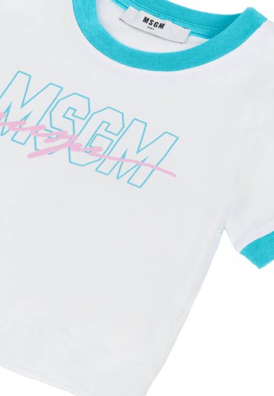 T-shirt bianca a maniche corte con colletto e polsini a coste turchesi. Presenta un audace logo MSGM in blu e rosa sulla parte anteriore.