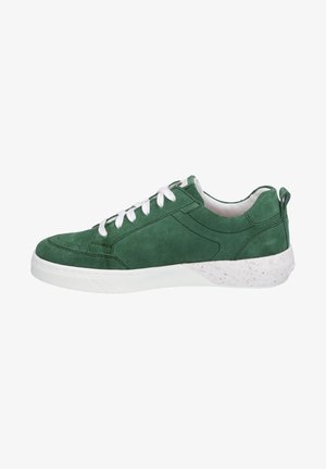 Groene suède sneaker met witte veters, gestructureerde zijpanelen en een gevlekte witte rubberen zool. ronde neus en een aantreklipje op de hiel.