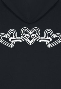 Felpa nera con un grafiche bianco di cuori intrecciati collegati da anelli di catena, con una texture liscia e un design coerente.