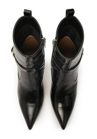 Botas de tobillo de cuero negro con punta afilada, cierre de cremallera y detalles gathered en la parte superior. Textura suave con un diseño elegante.