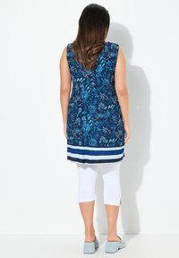 Ulla Popken MIXED FLOWER SLEEVELESS SWING - Trikoomekko - marine
