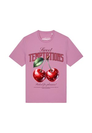 Roze T-shirt met korte mouwen met tekst "Sweet Temptations" en twee grote glanzende kersen met een groene blaadjesgrafiek aan de voorkant.