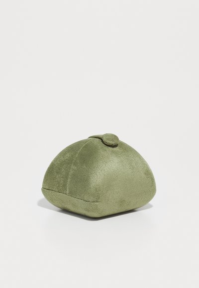 Olivno zelena, mehka tekstura, plišasta denarnica za kovance z okroglo, rahlo sploščenoooo obliko in majhnim gumbom za zapiranje na vrhu.