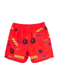 Rode zwemshorts van gladde stof met verschillende kleurrijke prints, waaronder teksten en logo's gerelateerd aan "Paw Patrol." Inclusief elastische tailleband.