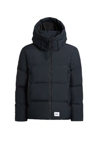 Temno modra puffer jakna z visokim ovratnikom, sprednjim zadrgo, nastavljivo kapuco in dvema zadrgo zaprtima stranskima žepoma. Ima tudi logotip pri robu.