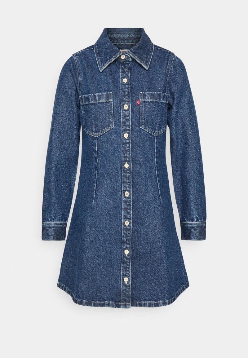 Vestido de camisa denim con un frente abotonado, cuello, dos bolsillos en el pecho, mangas largas y una cintura ajustada que se ensancha en el dobladillo.