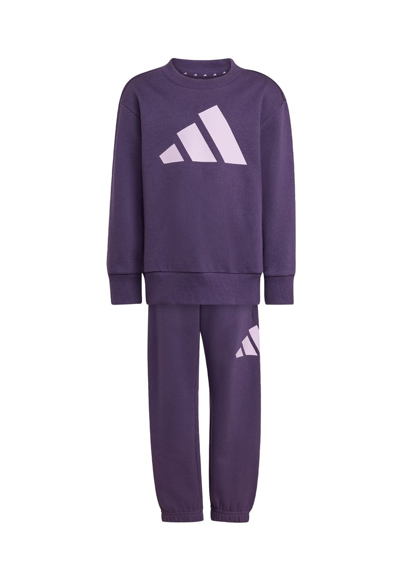 Lila sweatshirt och byxor set, tillverkat av mjukt tyg, med en stor rosa Adidas-logga på framsidan och sidan. Ribbad manschetter och krage.