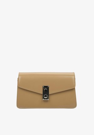Beige leren clutch met een vlak ontwerp, een magneetsluiting en een gepolijste zilveren accent aan de voorkant. Gladde textuur, rechthoekige vorm.