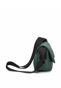 Borsa verde in ecopelle con chiusura a patta, tracolla nera regolabile e silhouette strutturata. Texture liscia e design minimalista.