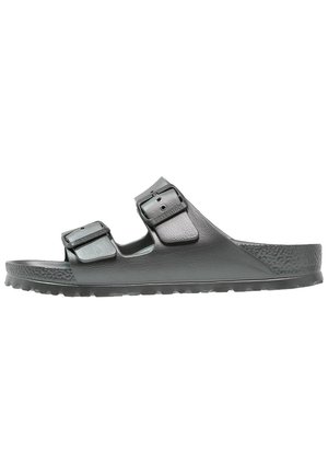 Szare sandały z dwoma regulowanymi paskami, teksturowanym wykończeniem, szeroką podeszwą oraz wyprofilowaną podeszwą dla komfortu. Lekka i elastyczna konstrukcja.