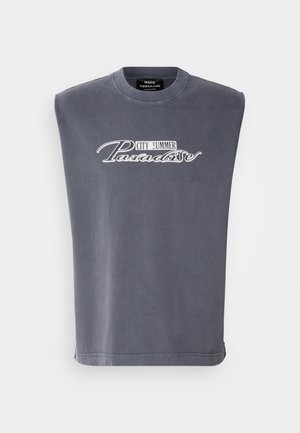 Szürke ujjatlan póló, puha anyagból készült, lekerekített nyakkivágással, fehér "CITY SUMMER Paradise" felirattal díszítve.