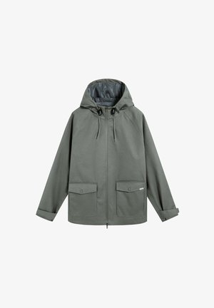 Grüne Kapuzenjacke aus strapazierfähigem Material mit einem frontalen Reißverschluss, zwei großen Klappentaschen und verstellbaren Kordeln an der Kapuze.