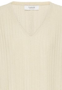 Pull en maille côtelée crème à col en V avec un subtil motif vertical perforé et une étiquette de marque b.young à l'intérieur du col.