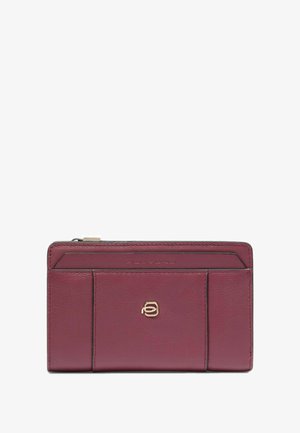 Portafoglio in pelle bordeaux con tasche frontali, emblema con logo dorato e scomparto superiore con cerniera, forma rettangolare su sfondo bianco.