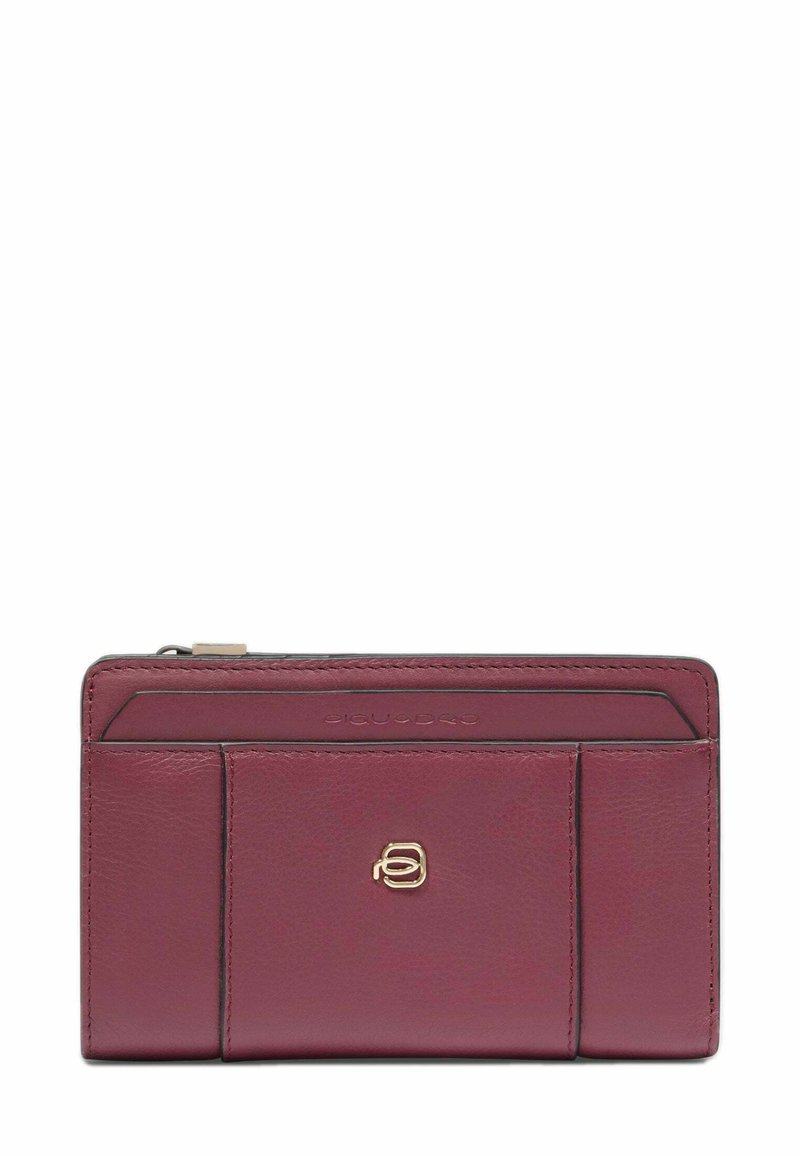Portafoglio in pelle bordeaux con tasche frontali, emblema con logo dorato e scomparto superiore con cerniera, forma rettangolare su sfondo bianco.