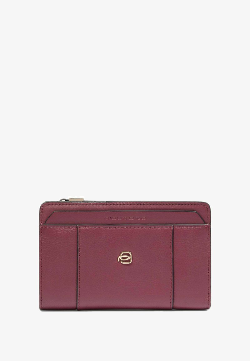 Portafoglio in pelle bordeaux con tasche frontali, emblema con logo dorato e scomparto superiore con cerniera, forma rettangolare su sfondo bianco.
