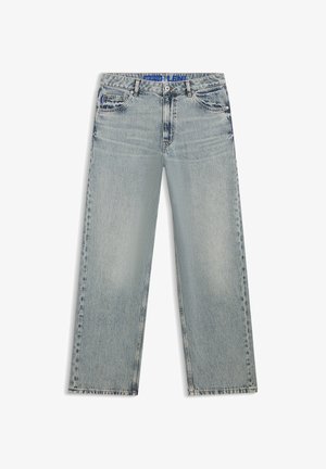 Vaqueros de pierna ancha de color azul claro hechos de denim, con zonas desgastadas, cinco bolsillos y una cinturilla azul con marca.