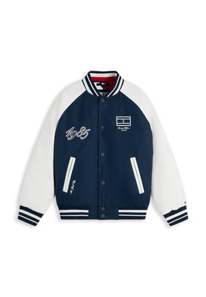 Navyblaue und weiße Collegejacke mit gestreiftem Kragen und Bündchen, vorderen Druckknöpfen, Seitentaschen sowie bestickten "1985"- und Logodetails.