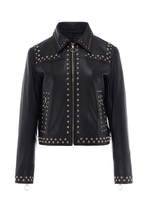 Schwarze Lederjacke mit silbernen Nieten entlang des Kragens, der Schultern, des Reißverschlusses, der Taschen, der Bündchen und des Saums, mit vorderem Reißverschluss.