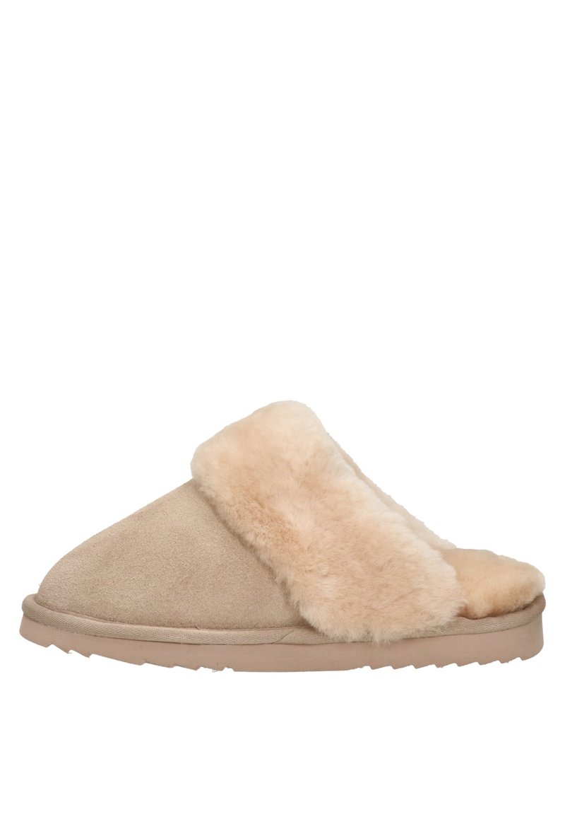 Beige slipper met een zachte, met bont gevoerde bovenkant, voorzien van een strak ontwerp, ronde neus en een duurzame rubberen zool met een gestructureerde grip.