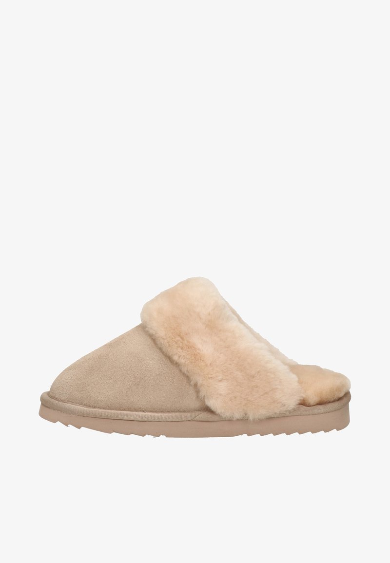 Beige slipper met een zachte, met bont gevoerde bovenkant, voorzien van een strak ontwerp, ronde neus en een duurzame rubberen zool met een gestructureerde grip.