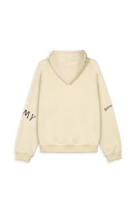 Sudadera beige con capucha ajustable, puños y dobladillo de canalé, que presenta texto en negro en la manga izquierda y un estampado sutil en la capucha.
