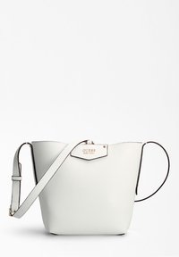 Bílá kbelíková taška z kůže s texturovaným povrchem, zdobená hnědými detaily a zlatou plaketu s logem na vrchu. Součást�í je nastavitelný ramenní popruh.