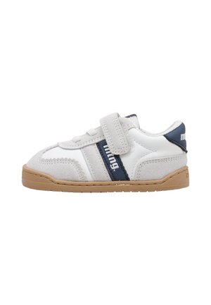 Sneaker bianca e grigia per bambino con striscia blu navy, cinturino in velcro e suola marrone chiaro, vista laterale.